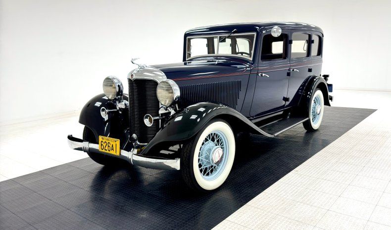 1932 6 SA Series Deluxe Sedan Image