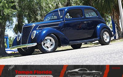 1937 Ford Deluxe Humpback 2-DOOR Sedan 
