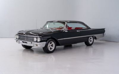 1961 Ford Galaxie Starliner 